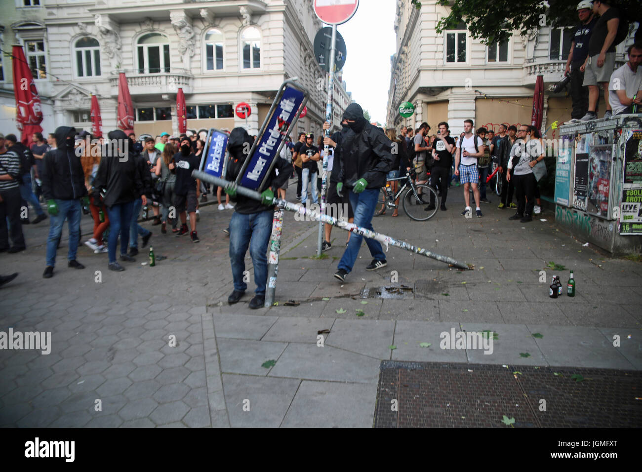 Hamburg, Germany. 07th July, 2017. At a protest against G20 at Schanzenviertel in Hamburg a heavy riot erupted between police and a few demonstrators. Credit: Alexander Pohl/Pacific Press/Alamy Live News Stock Photo