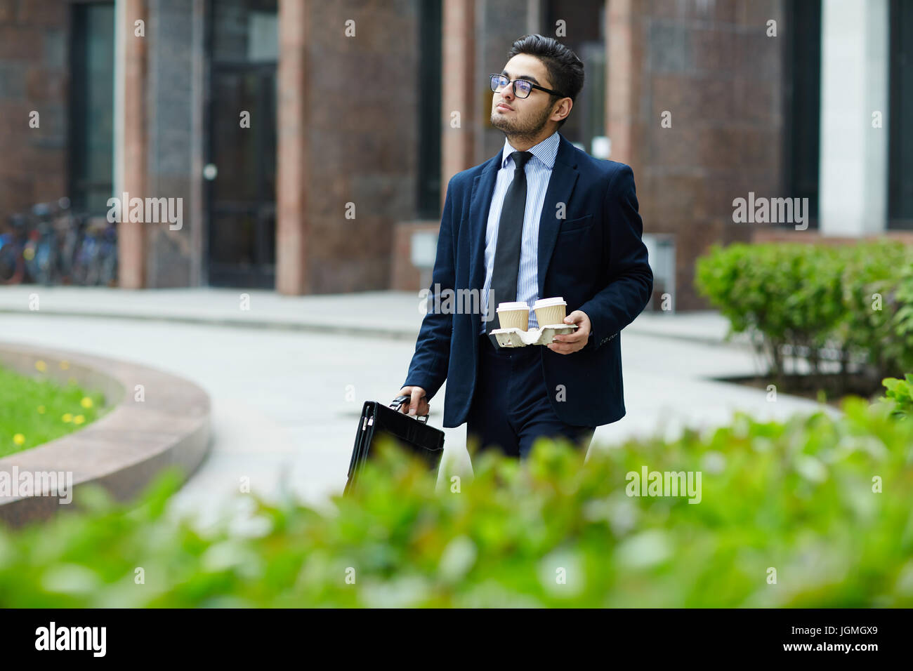 Человек идет в университет. Девушка гуляет в парке. Прогулка после работы. Парень идет по улице. Люди гуляют в парке.