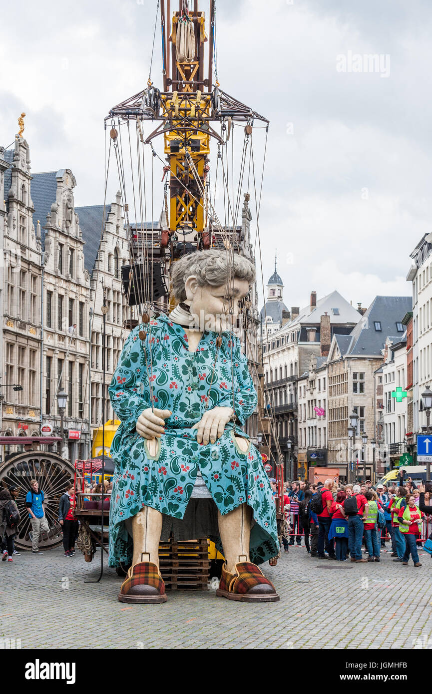 Belgium, Antwerp, De Reuzen - The Giants by Royal de Luxe - Zomer van Antwerpen 2015 Stock Photo