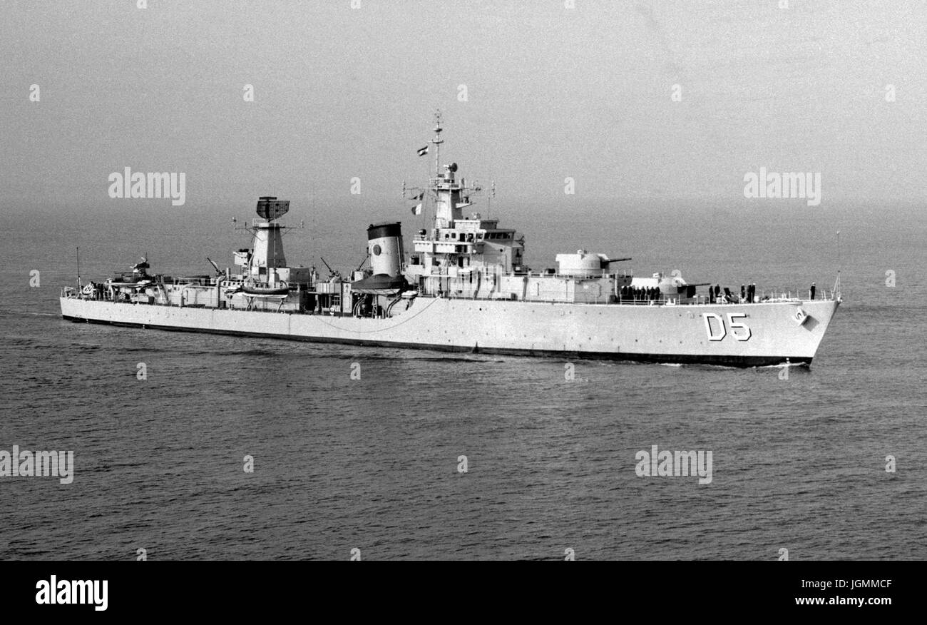 AJAXNETPHOTO. 1967. PORTSMOUTH, ENGLAND. - NEW LIFE - D5 ARTEMIZ (EX BRITISH BATTLE CLASS DESTROYER, EX D60 SLUYS) UNDER THE FLAG OF THE IRANIAN NAVY, ENTERS PORTSMOUTH IN THE LATE 1960S. PHOTO:VTCOLLECTION/AJAX REF:8057 HDD NA DARING Stock Photo