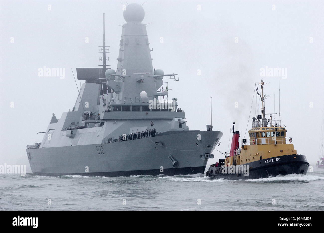AJAXNETPHOTO. 28TH JANUARY, 2009. PORTSMOUTH,ENGLAND. - STEALTHY ARRIVAL - HMS DARING, FIRST OF THE ROYAL NAVY'S  SIX NEW TYPE 45 DESTROYERS, ARRIVES AT PORTSMOUTH NAVAL BASE; TOWED BY SD BUSTLER. PHOTO:JONATHAN EASTLAND/AJAX REF:D92801 2256 Stock Photo