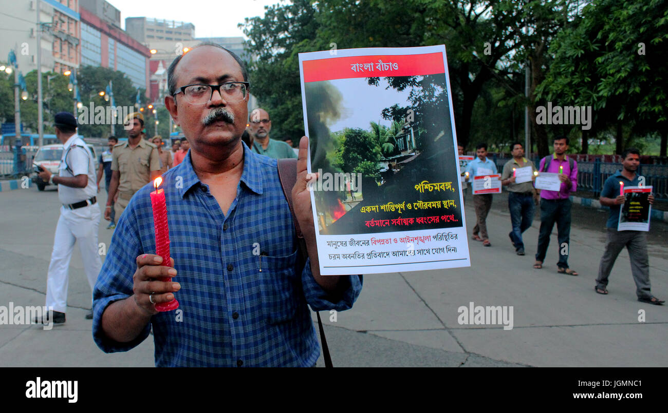 Kolkata, India. 08th July, 2017. Syachetan nagorik mancha supporters take a part in candle light rally at kolkata against recent communal violence at baduria of North 24 Parganas in West Bengal on July 08, 2017. Syachetan nagorik mancha supporters take a part in candle light rally at kolkata against recent communal violence at baduria of North 24 Parganas in West Bengal on July 08, 2017 Credit: Sanjay Purkait/Paific Press/Alamy Live News Stock Photo
