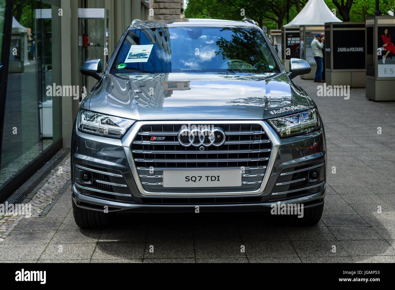 Audi q7 hi-res stock photography and images - Page 2 - Alamy