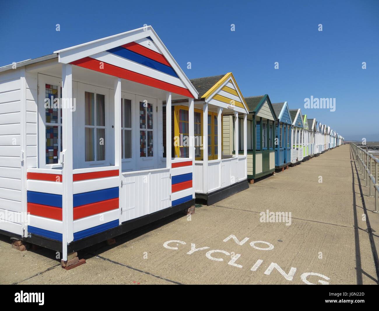 southwold-beach-huts-stock-photo-alamy