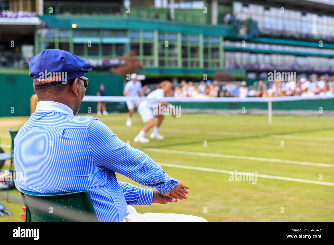 A  Wimbledon line judge, or line umpire, calls a shot in at the Wimbledon Tennis Championships 2017, All England Lawn Tennis and Croquet Club, London Stock Photo