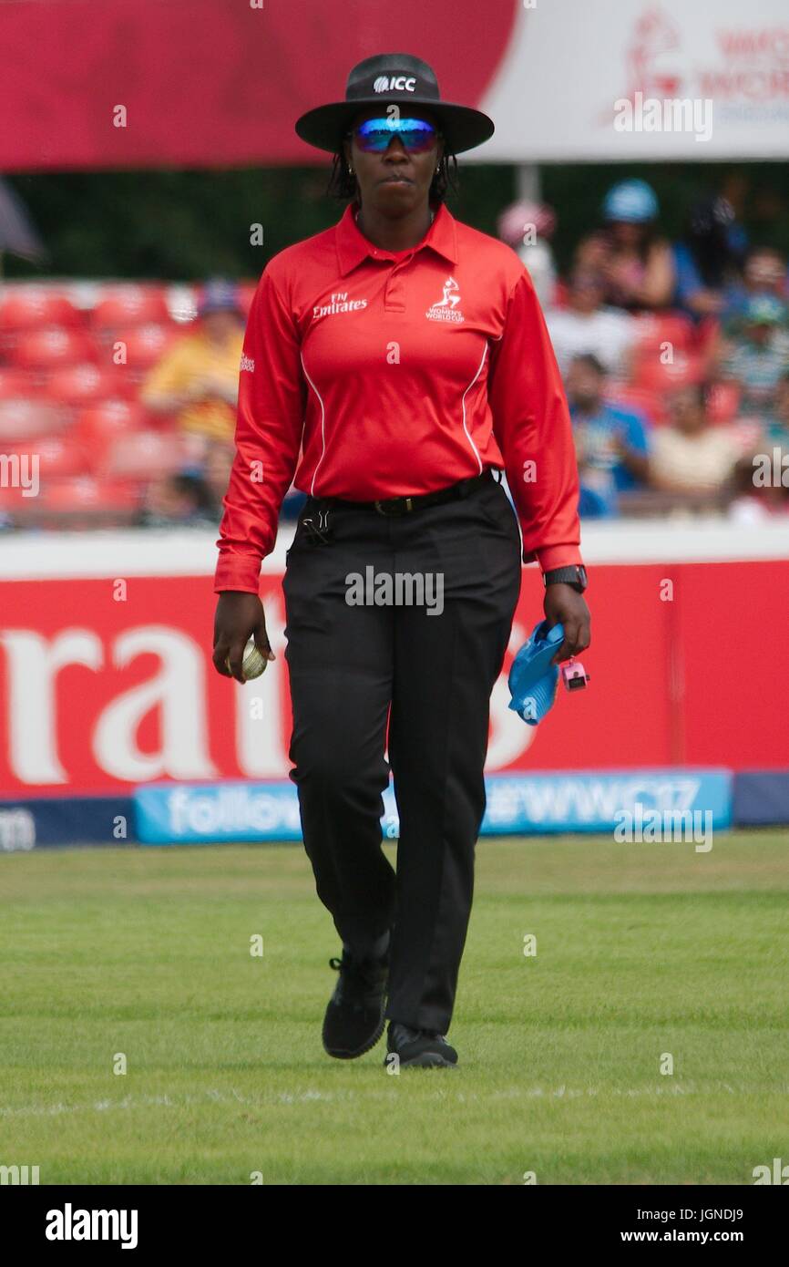 Leicester, England, 08th July 2017. Umpire Jacqueline Williams standing in the South Africa v India match in the ICC Women’s World Cup match at Grace Road, Leicester. Credit: Colin Edwards/Alamy Live News. Stock Photo