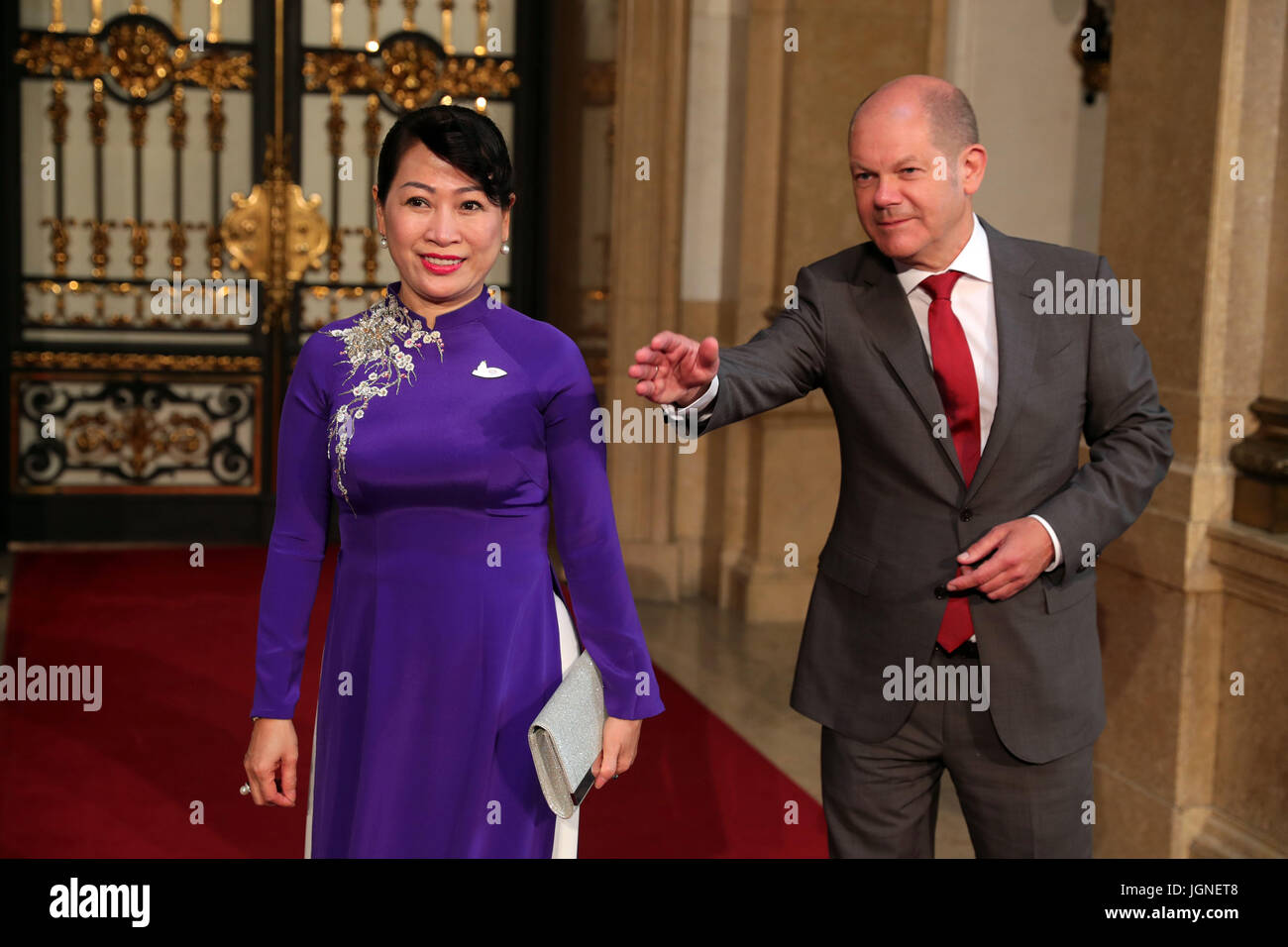 Olaf Scholz, the mayor of Hamburg, greets Nguyen Thi Hien, the wife of the Vietnamese president, during a G20 summit partners' programme event  in the city hall in Hamburg, Germany, 8 July 2017. Photo: Jens Büttner/dpa-Zentralbild/dpa Stock Photo