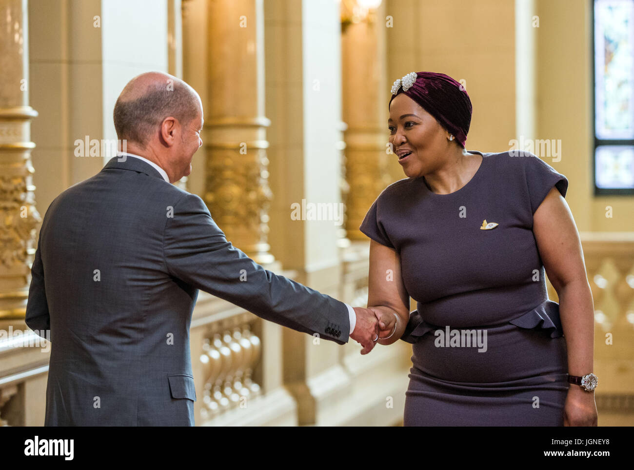 Olaf Scholz, the mayor of Hamburg, greets Thobeka Madiba, the wife of the South African president, during a G20 summit partners' programme event  in the city hall in Hamburg, Germany, 8 July 2017. Photo: Jens Büttner/dpa-Zentralbild/dpa Stock Photo