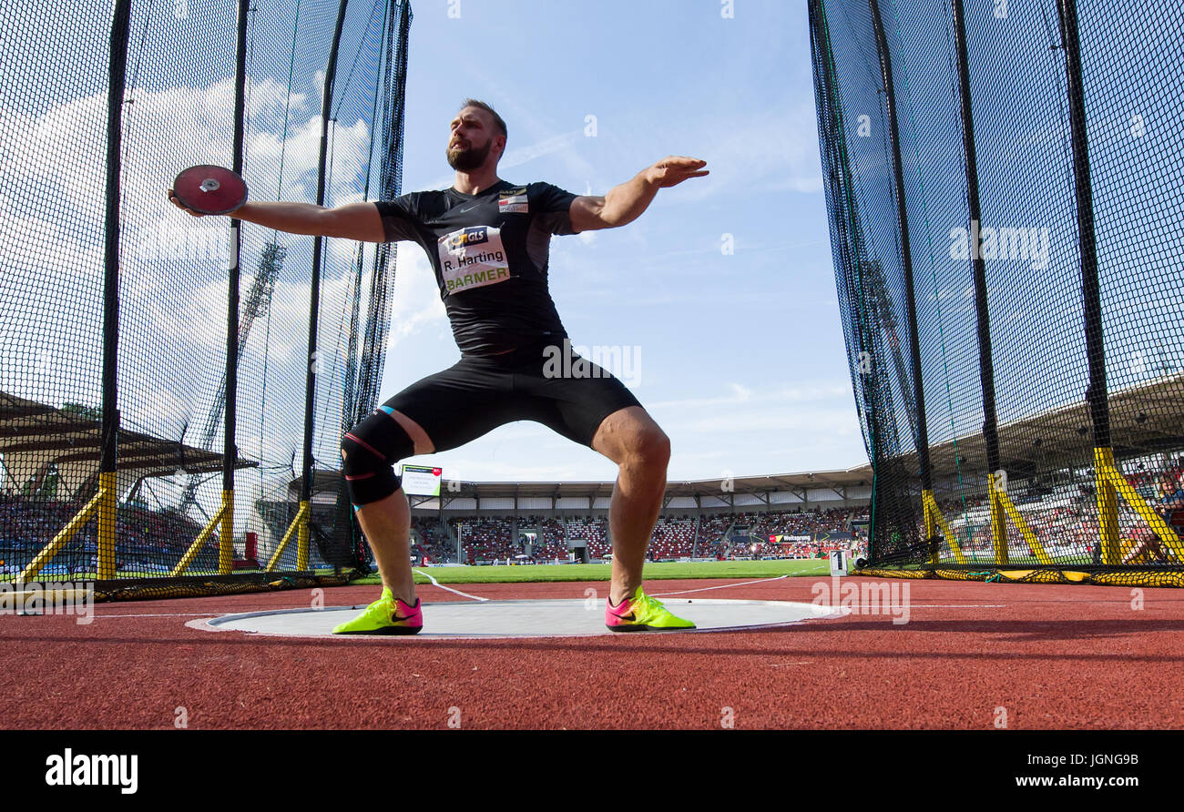 Discus throwing champion hires stock photography and images Alamy