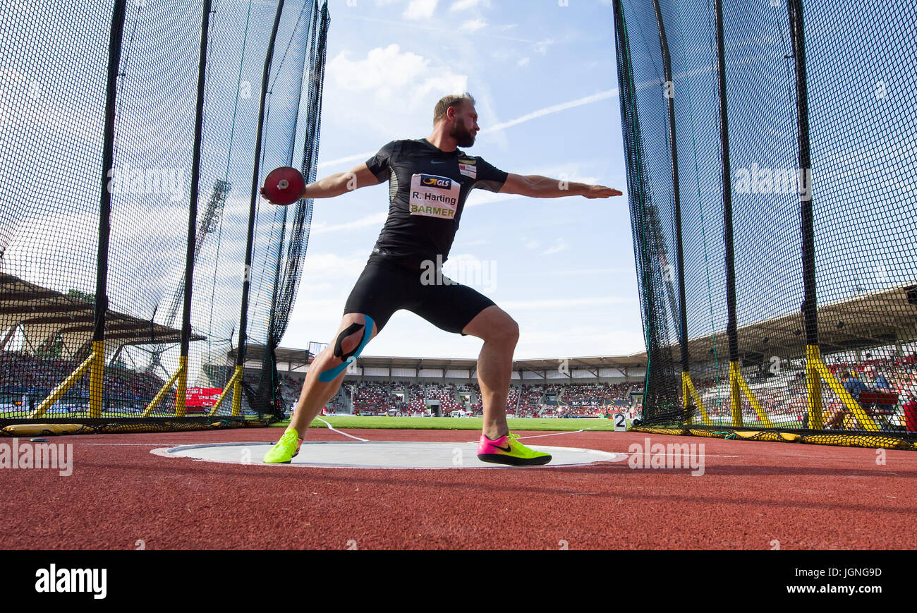 Discus throwing champion hires stock photography and images Alamy