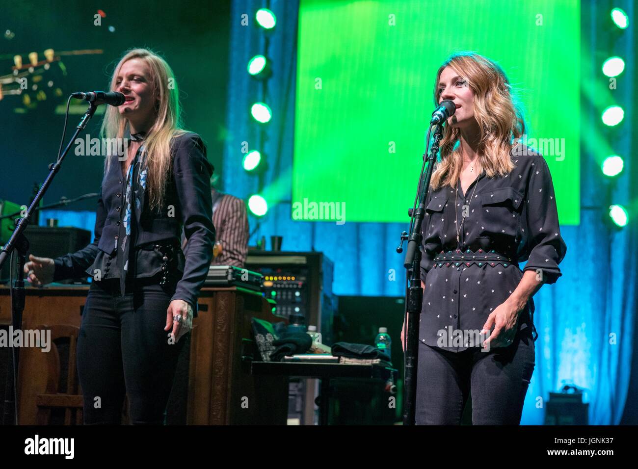 Milwaukee, Wisconsin, USA. 6th July, 2017. CHARLEY WEBB and HATTIE WEBB of Tom Petty and the Heartbreakers performs live at Henry Maier Festival Park during Summerfest in Milwaukee, Wisconsin Credit: Daniel DeSlover/ZUMA Wire/Alamy Live News Stock Photo