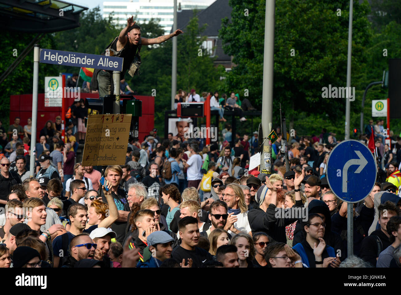 Hamburg, Germany. 8th Jul, 2017. Protest rally on St. Pauli against G-20 summit in July 2017 / DEUTSCHLAND, Hamburg, St. Pauli, Protest Demo gegen G20 Gipfel in Hamburg Credit: Joerg Boethling/Alamy Live News Stock Photo