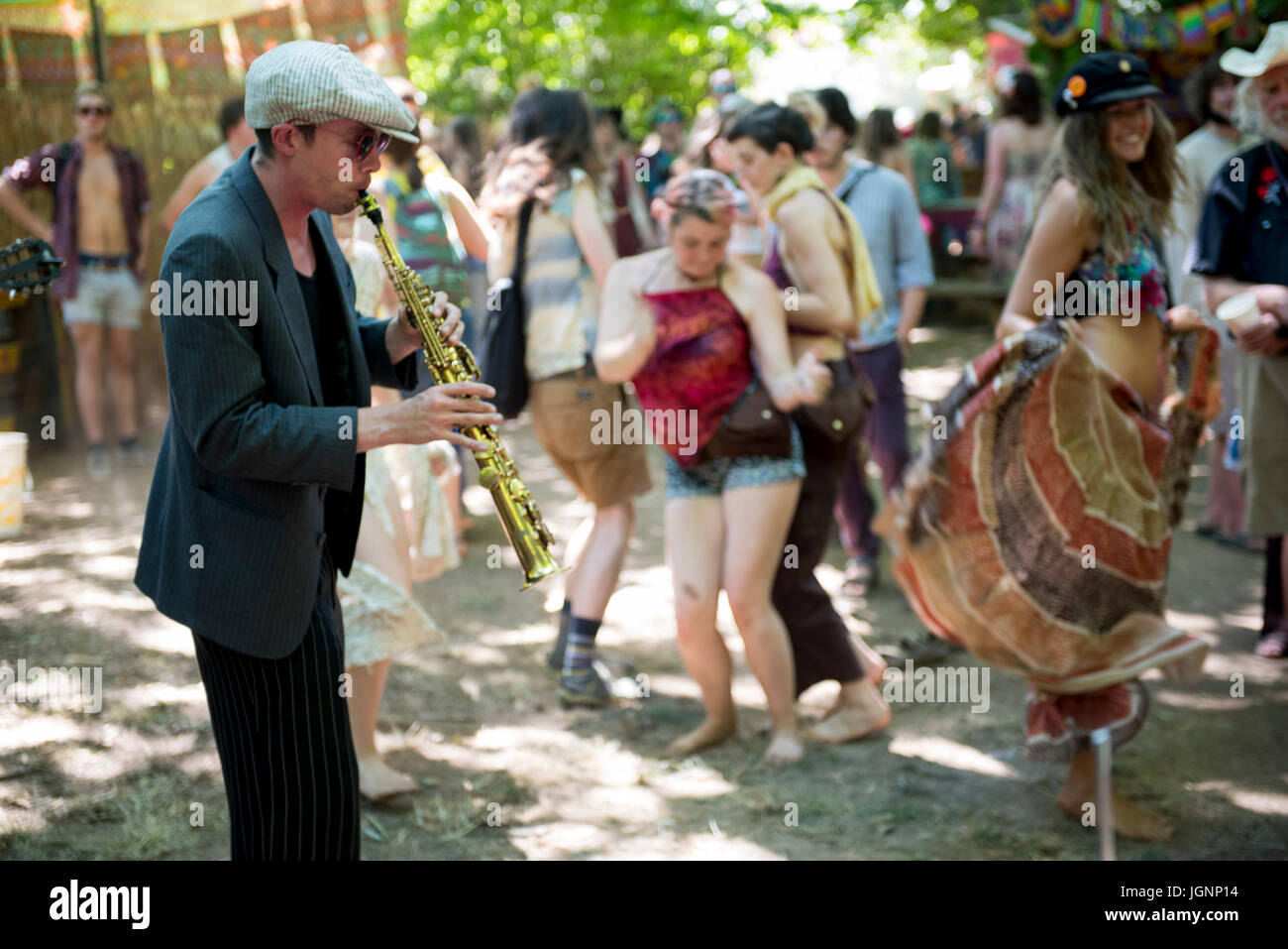 OREGON, USA. 8th July, 2017. The crowd dances as they listen to
