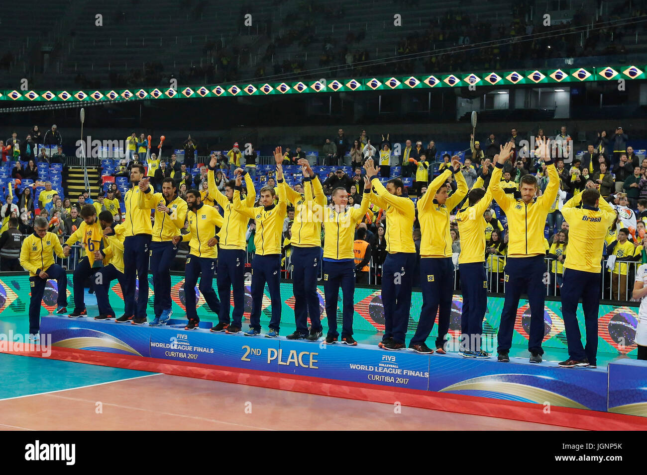 Curitiba, Brazil. 08th July, 2017. Brazilian players celebrate second place against Italy in the final of the world volleyball league against France at Arena of Baixada stadium in the city of Curitiba this Saturday (08). Credit: Brazil Photo Press/Alamy Live News Stock Photo