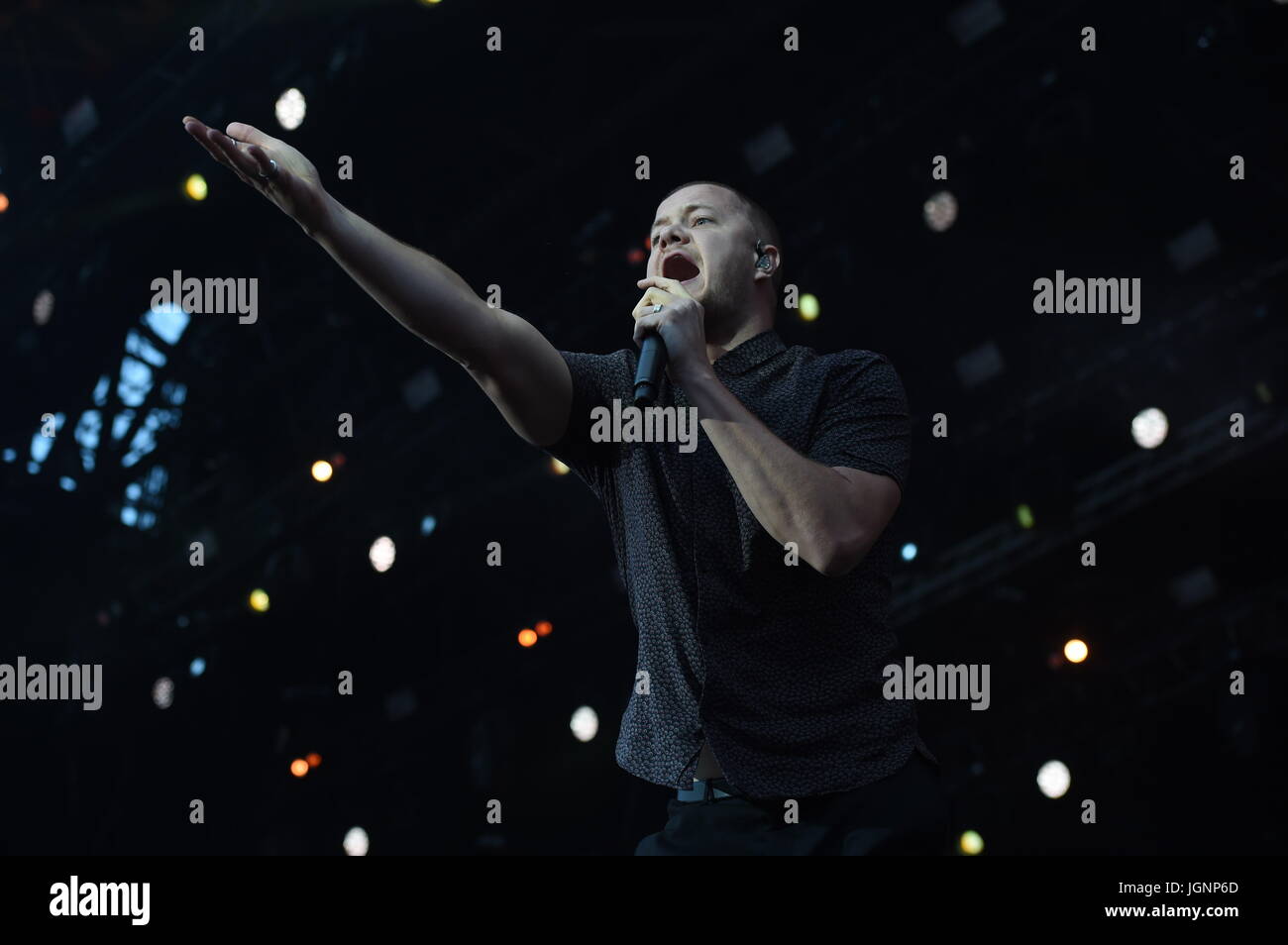 Lisbon, Portugal. 8th July, 2017. US band Imagine Dragons' singer and guitarist Dan Reynolds performs during the 11th Alive Festival in Lisbon, Portugal, on July 8, 2017. Credit: Zhang Liyun/Xinhua/Alamy Live News Stock Photo