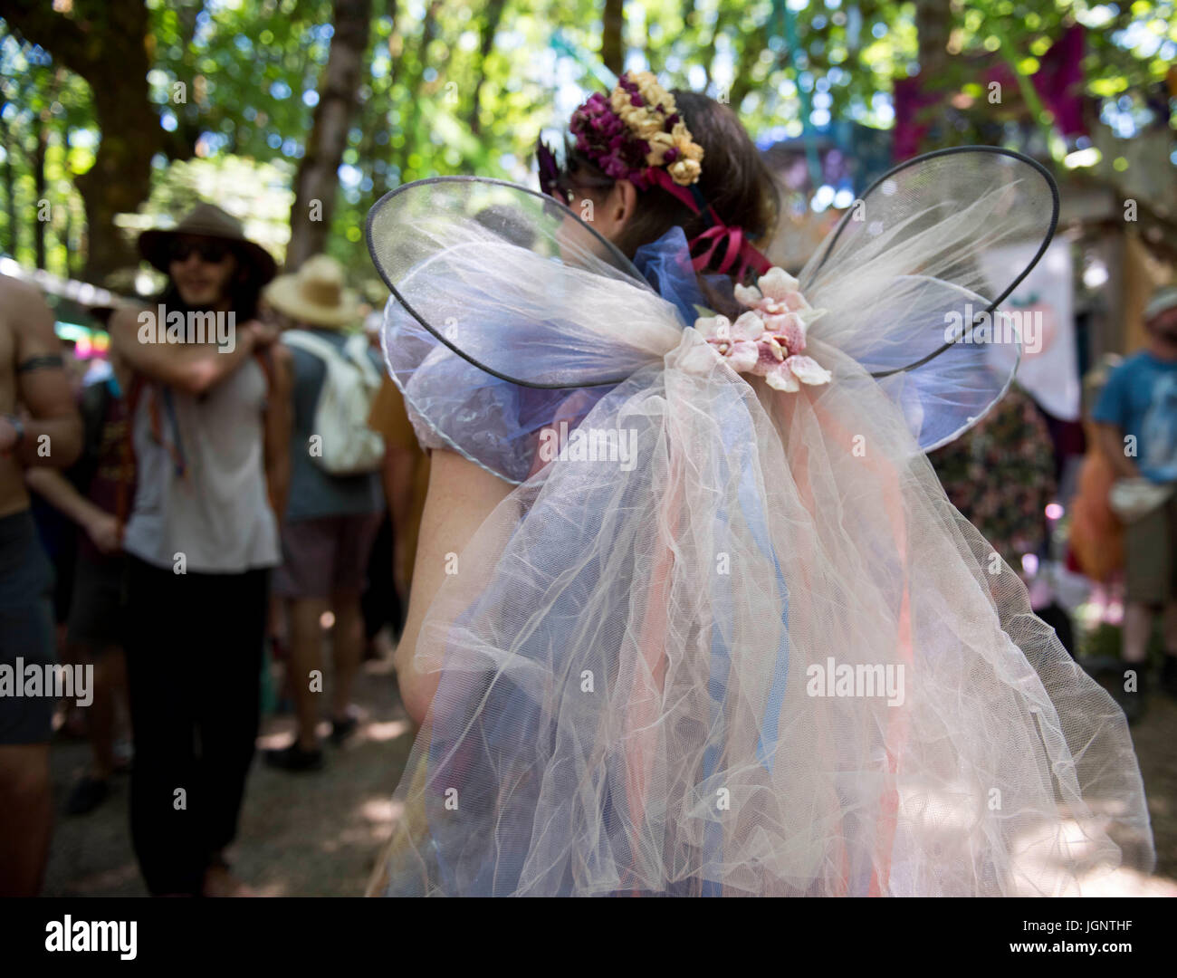 OREGON, USA. 8th July, 2017. A woman in costume walks down a