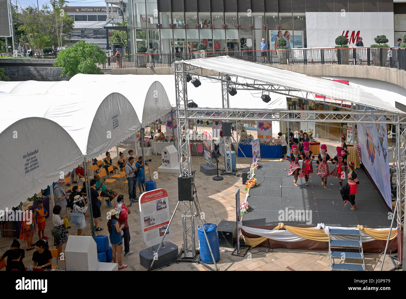 Crowd watching outdoor show hi-res stock photography and images - Alamy