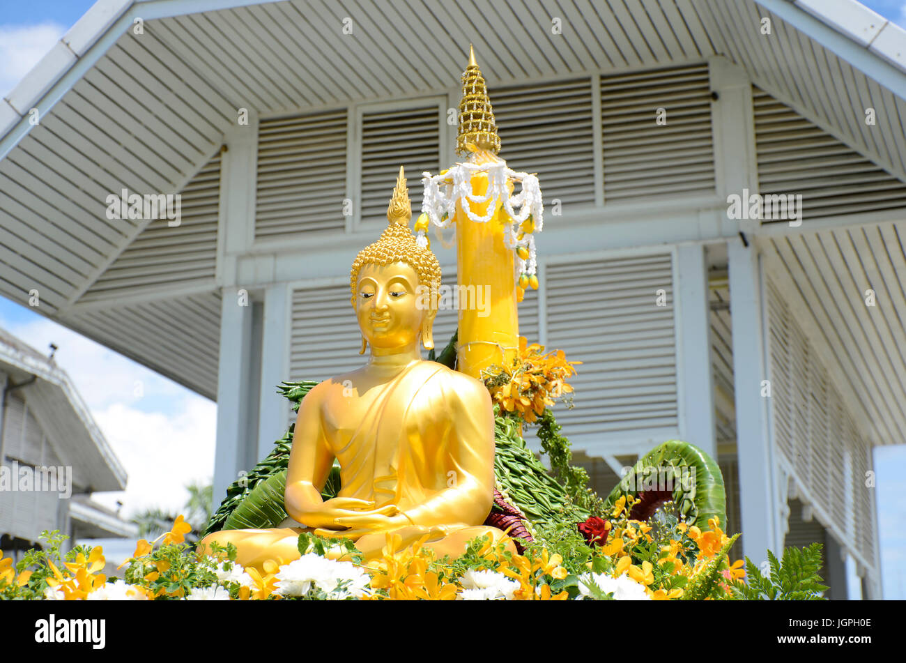 Buddha statue on bright sky background Stock Photo - Alamy
