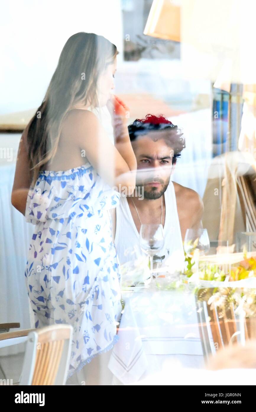 Lacco Ameno (Ischia): Hotel Regina Isabella. Lola Ponce with her