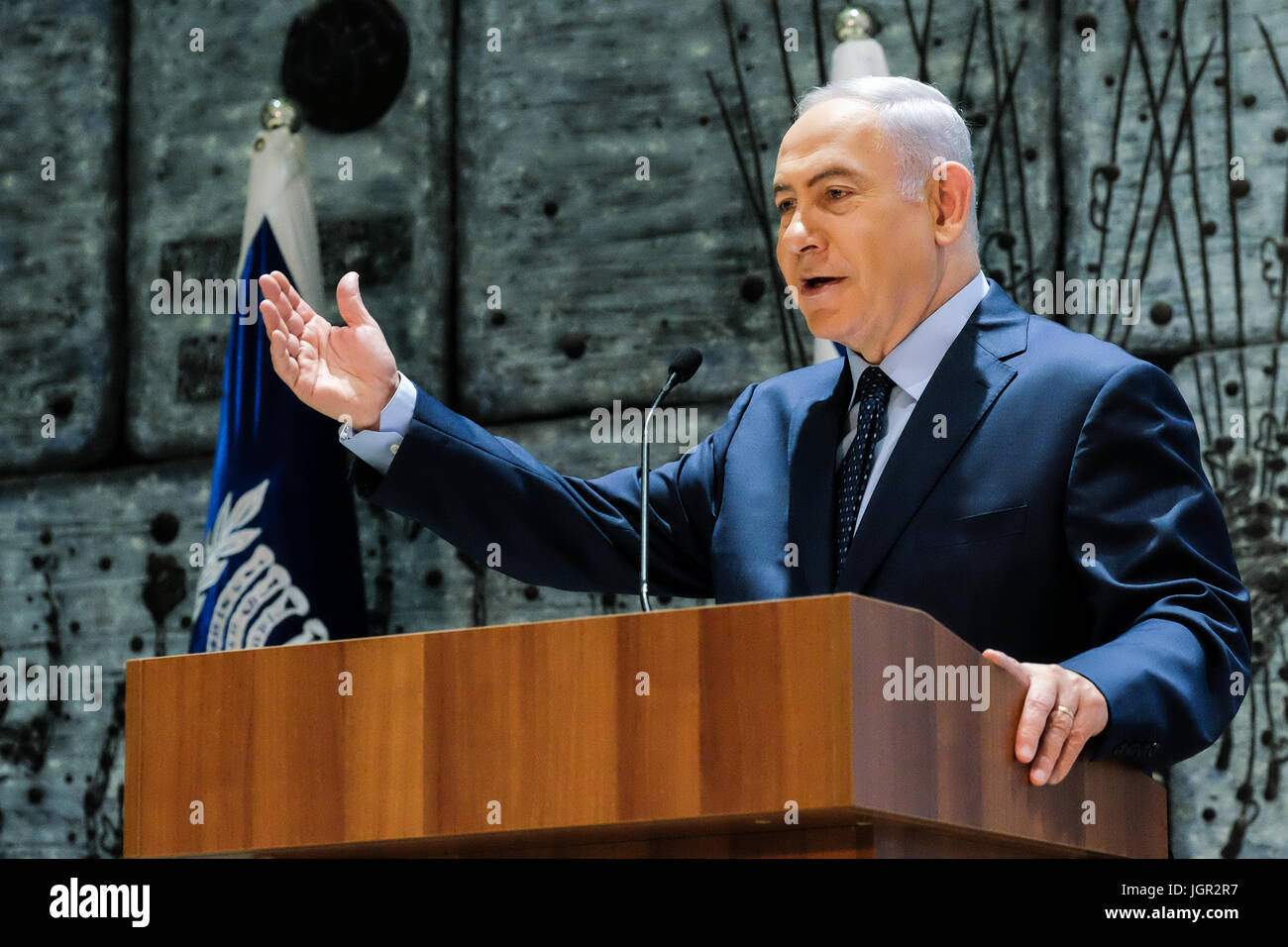 Jerusalem, Israel. 10th July, 2017. Israeli Prime Minister BENJAMIN NETANYAHU delivers a statement in a welcoming ceremony for Rwandan President Kagame hosted by Israeli President Rivlin at the President's Residence. Netanyahu's presence exceeds traditional diplomatic protocol. Credit: Nir Alon/Alamy Live News Stock Photo