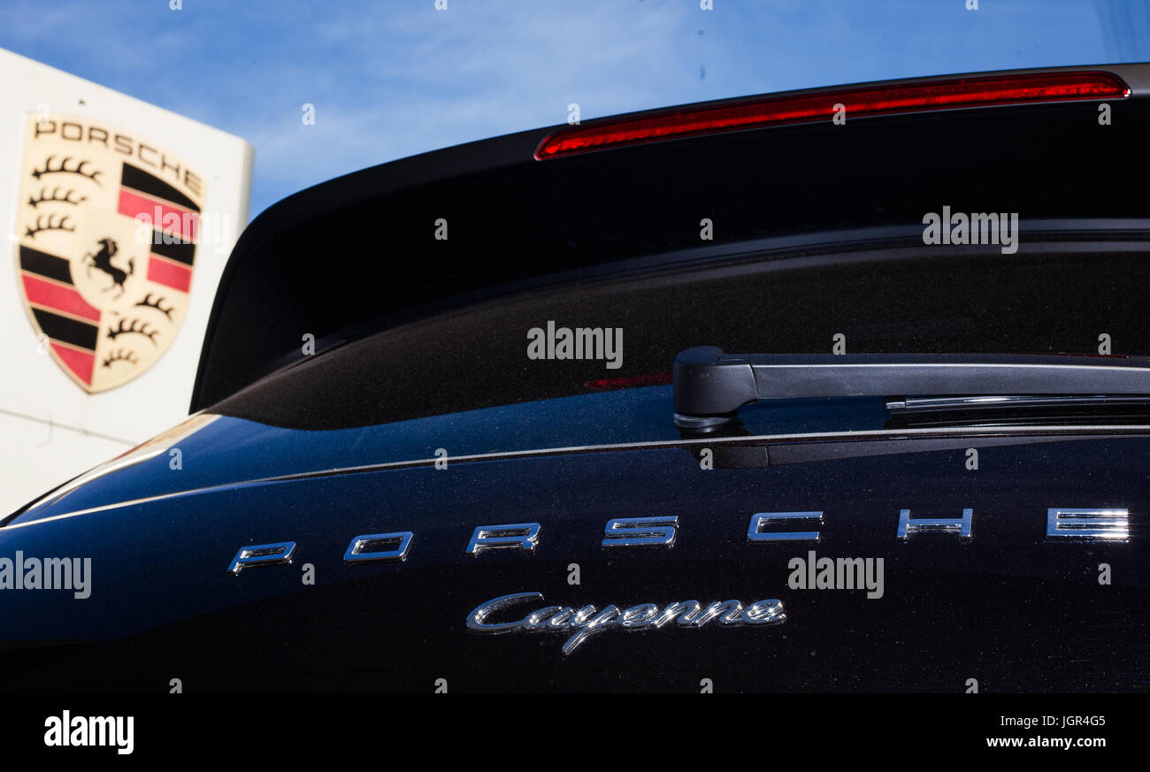 The back of a Porsche Cayenne can be seen on near the logo of the company in Stuttgart, Germany 4 November 2015. After VW exhaust affair, Porsche Cayenne will stop selling in the US. Photo: CHRISTOPH SCHMIDT/dpa | usage worldwide Stock Photo