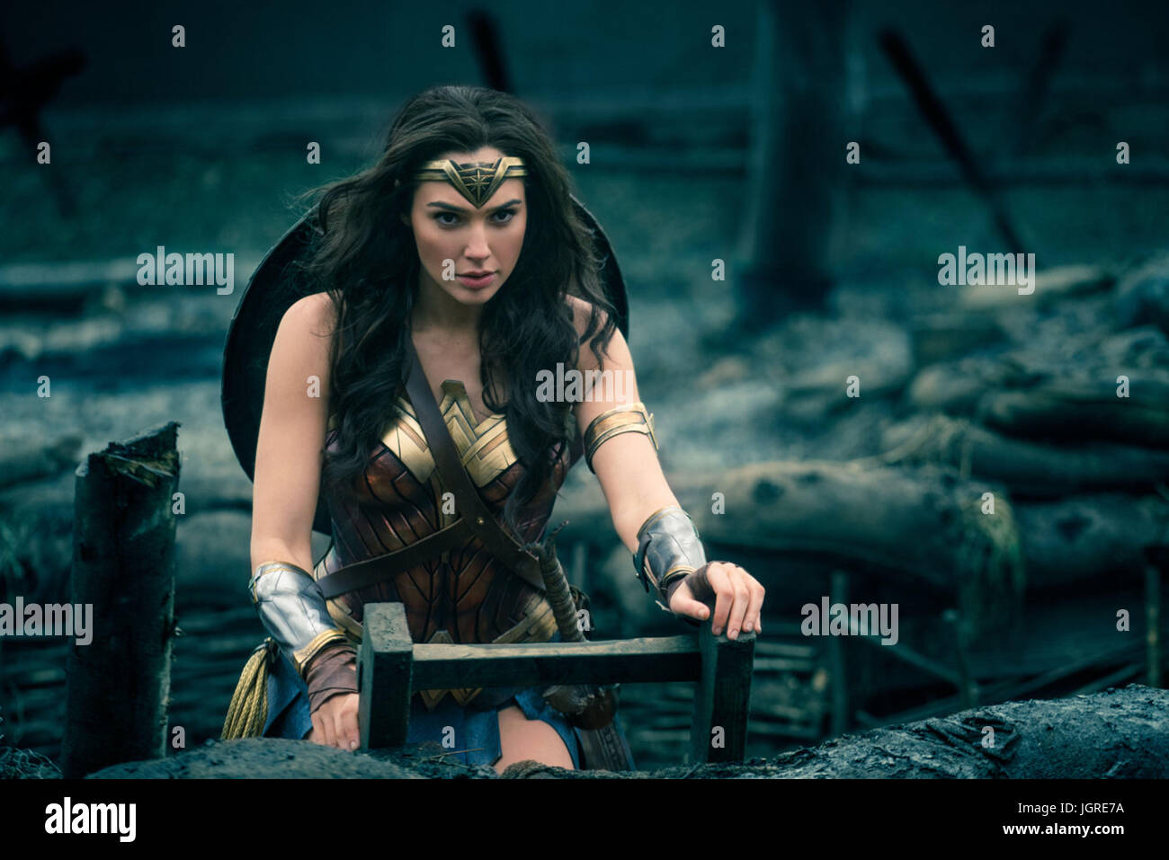 HWC Trading FR A3 Wonder Woman 2017 Gal Gadot Cadeaux imprimés affiche photo autographe signée pour les fans de cinéma - A3 Encadré