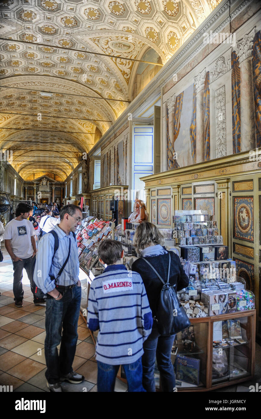 Interiors of Vatican Museums with tourists - The Vatican Museums (Musei Vaticani) display works from the extensive collection of the Catholic Church Stock Photo