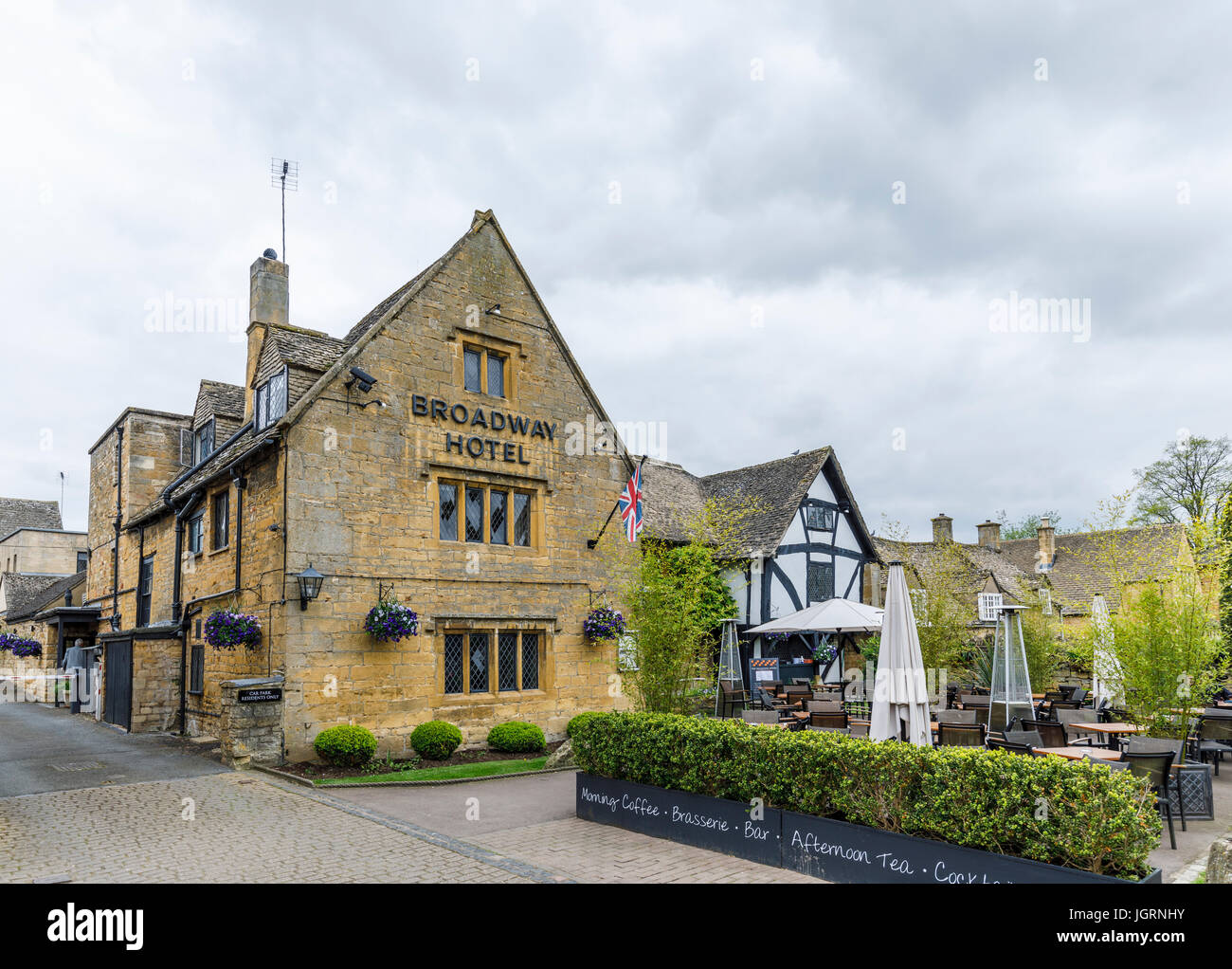 broaidway-hotel-built-in-traditional-local-style-broadway