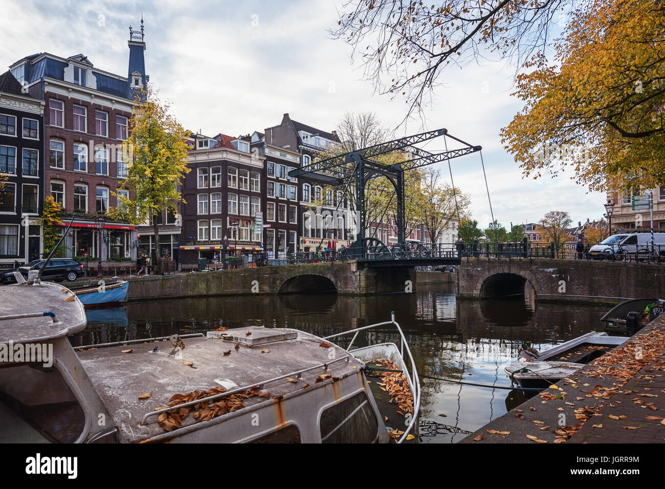 mesh In tegenspraak onderschrift Amsterdam, Netherlands – October 30, 2016: The Aluminium bridge over the  canal Kloveniersburgwal in the old center of Amsterdam in The Netherlands  Stock Photo - Alamy