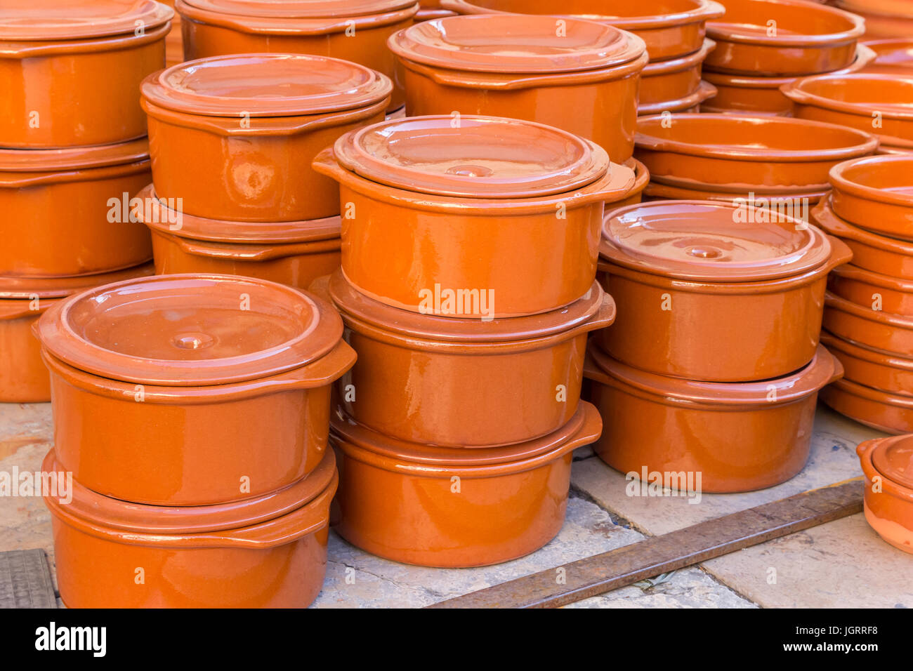 https://c8.alamy.com/comp/JGRRF8/traditional-spanish-cooking-pots-at-the-tourist-market-on-the-plaza-JGRRF8.jpg