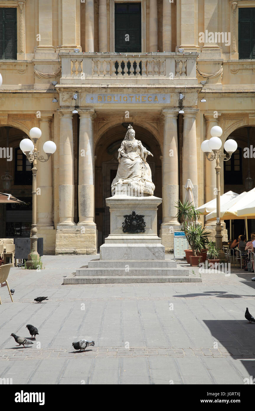 Statue of Queen Victoria in front of the National Library, in Republic