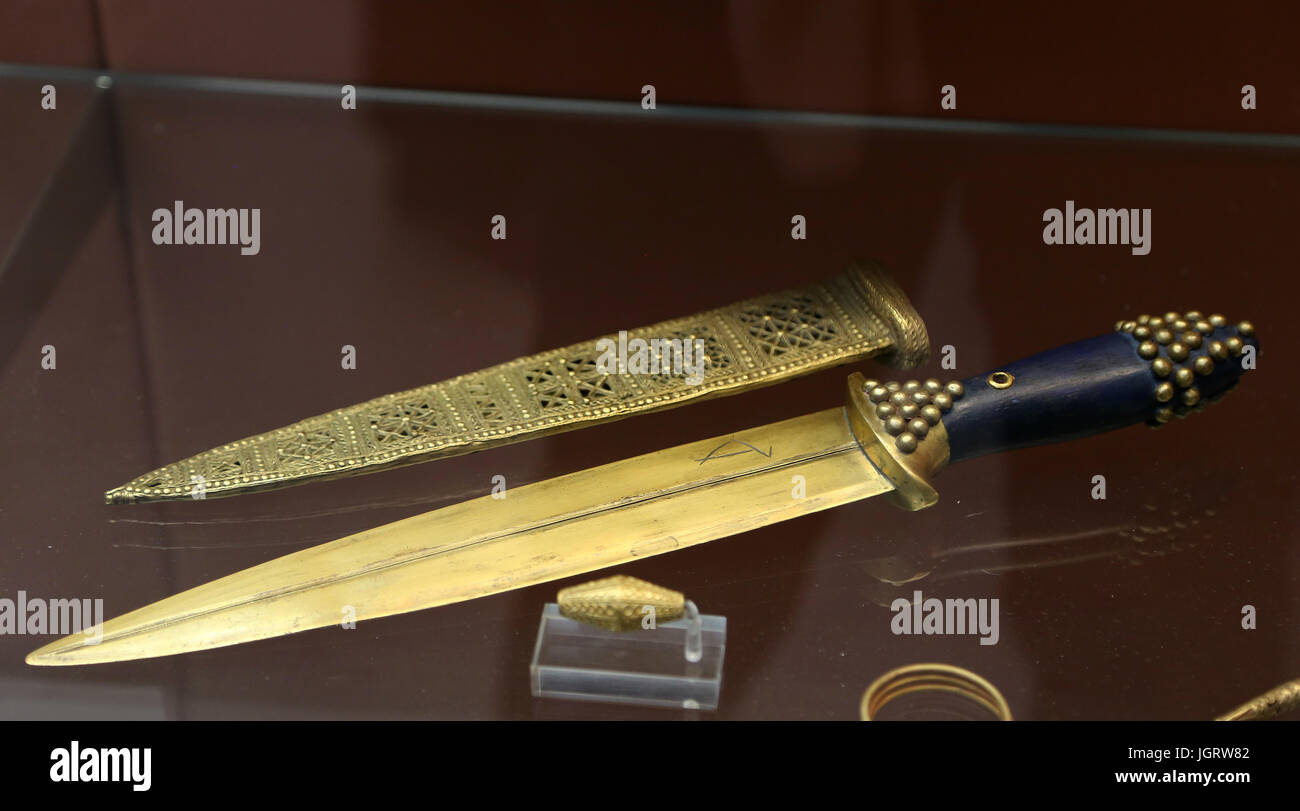 Electrotype copy of a old dagger and elaborate sheath. From gave PG 580. (Original in the Iraq Museum). Sumerian. Early Dynastic III period. c. 2600 Stock Photo
