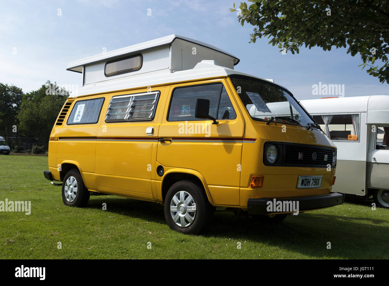 Volkswagen T25/T3 Camper Van Stock Photo - Alamy