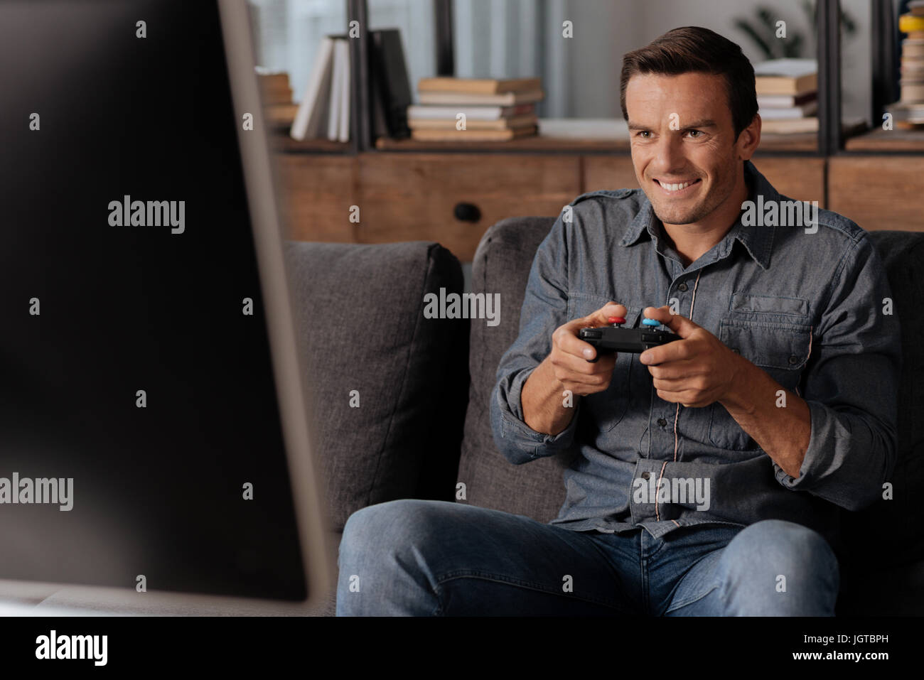 Focused man playing video games hi-res stock photography and images - Alamy