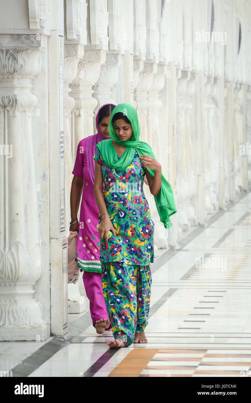 Amritsar, India - Jul 25, 2015. Young women in traditional dress walking at  the Golden Temple in Amritsar, India. Golden Temple is the holiest Gurdwar  Stock Photo - Alamy