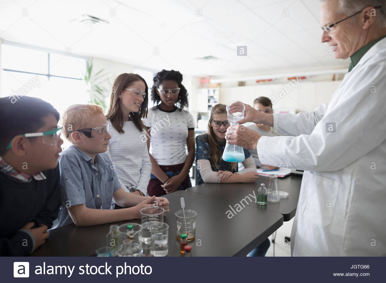 Teacher explaining a lesson to students hi-res stock photography and images  - Alamy