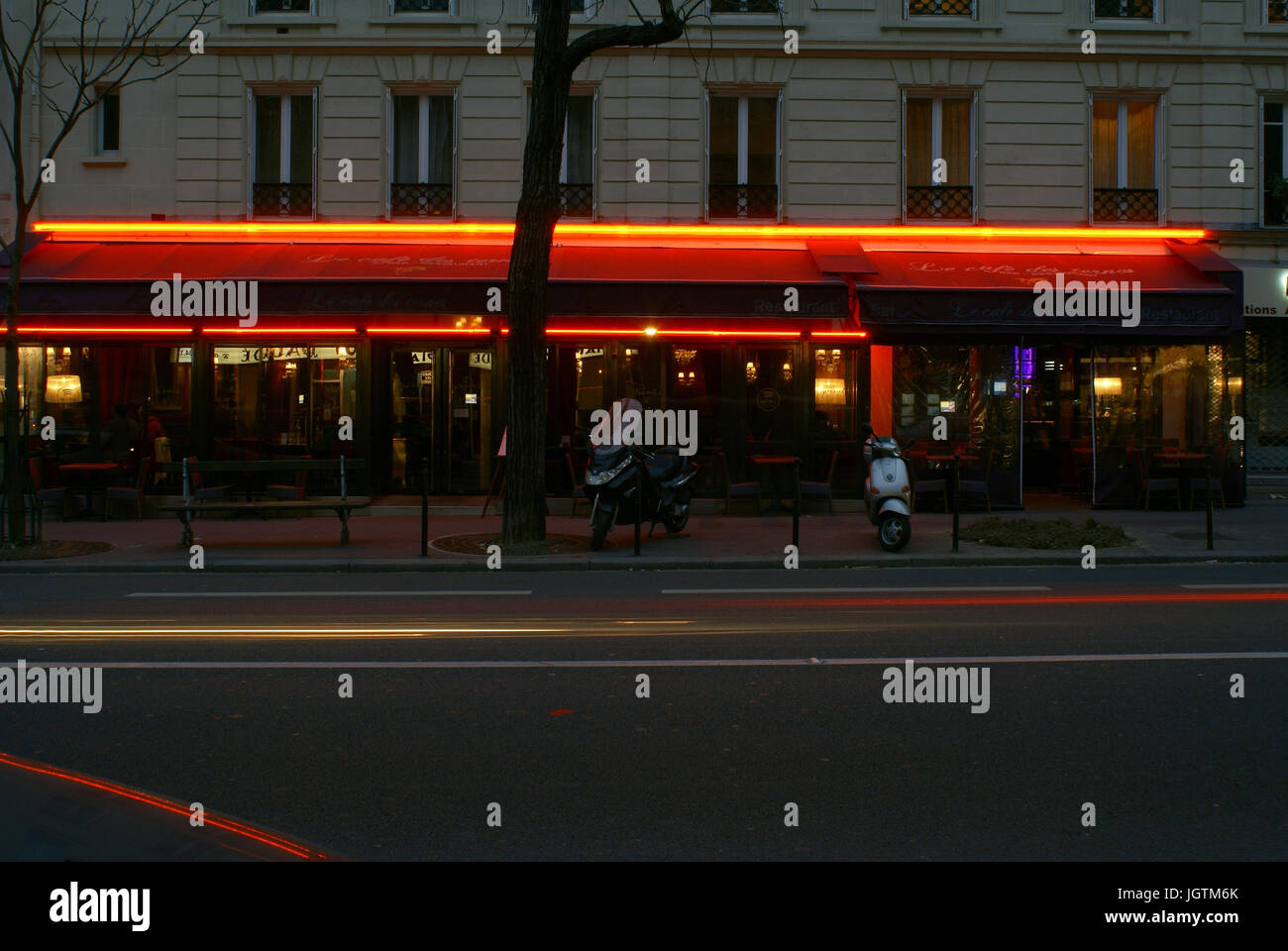 Restaurant awning paris hi-res stock photography and images - Alamy