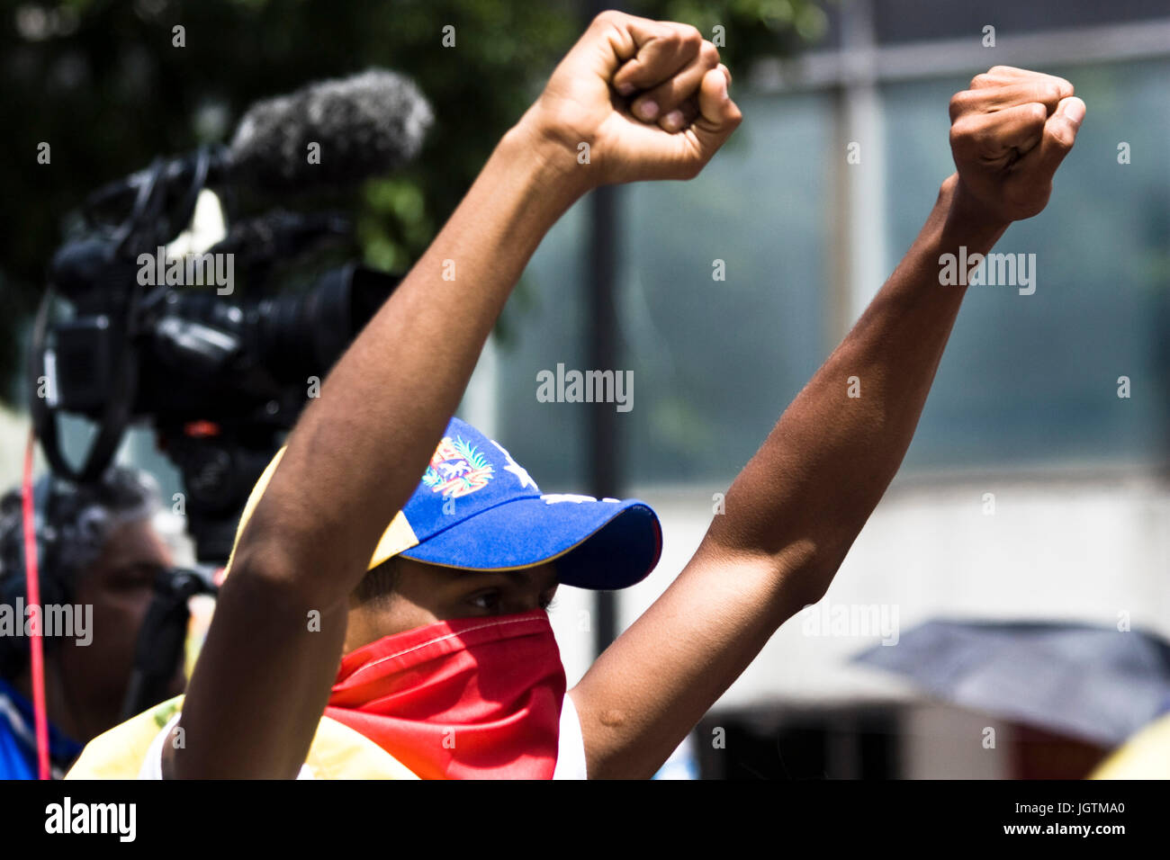 Oppositors demonstrators to the government of Nicolás Maduro met in Chacaíto, at the east of Caracas, for the one hundred days of protests. Stock Photo