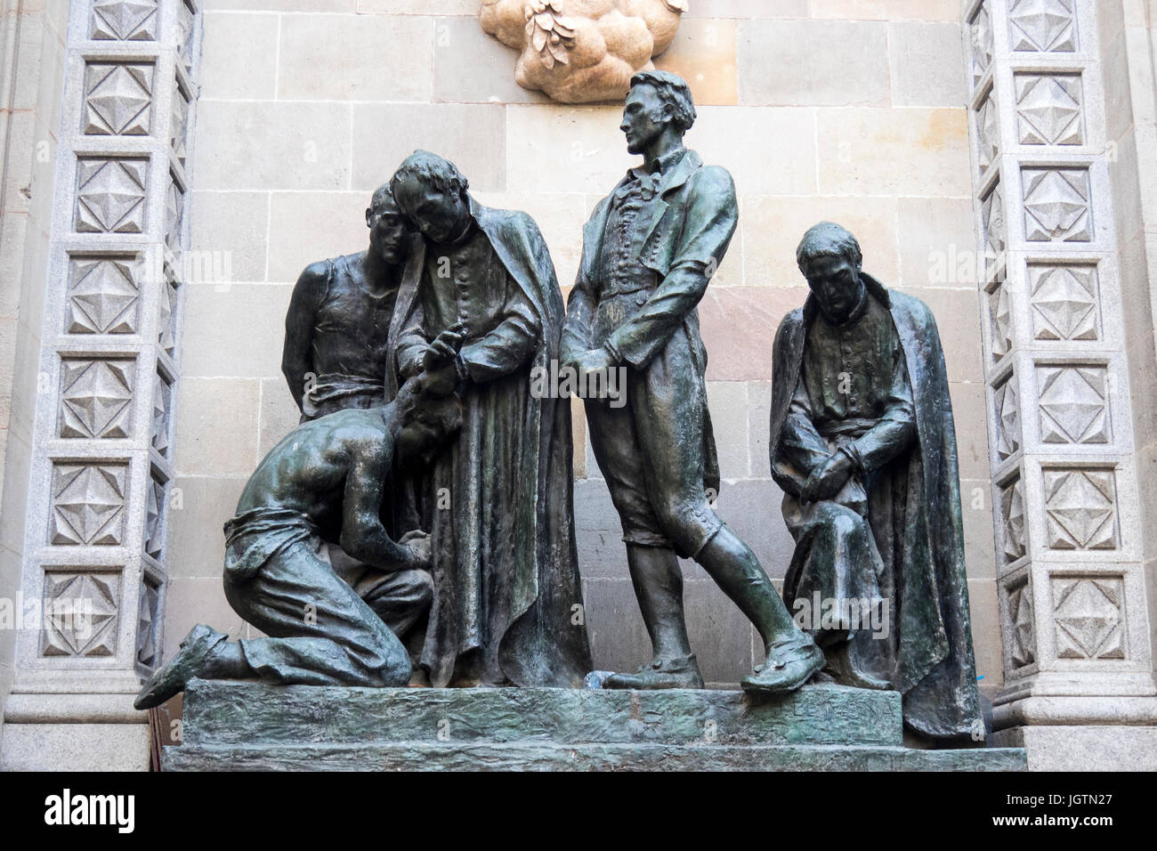 Bronze sculpture 'Monument to the heroes of 1809' on Carrer del Bisbe, Barcelona, Spain. Stock Photo