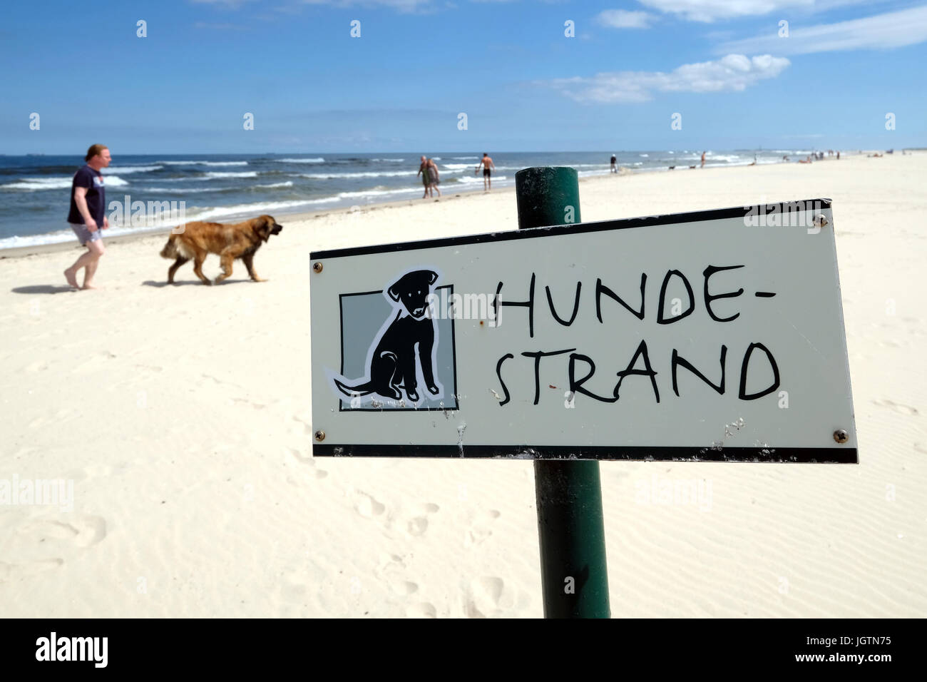 Sign says "dogs beach" (HundeStrand), pets allowed beach on the island