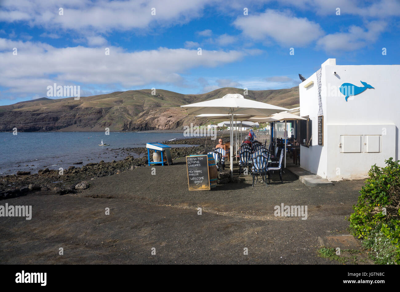 Fischrestaurant am Strand vom Fischerdorf Playa Quemada, Lanzarote, Kanarische Inseln, Europa | Fish restaurant at the beach, fishing village Playa Qu Stock Photo