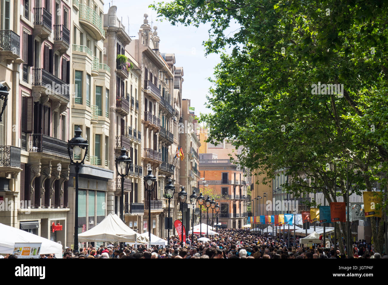 Crowds op people walking along Avinguda del Portal de l'Àngel on Sat Jordi Day, Barcelona, Spain. Stock Photo