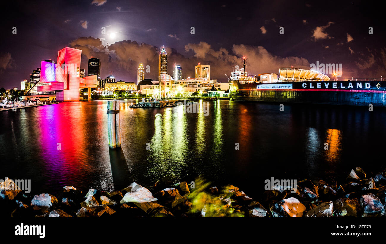 Cleveland cavaliers in arena hi-res stock photography and images - Alamy