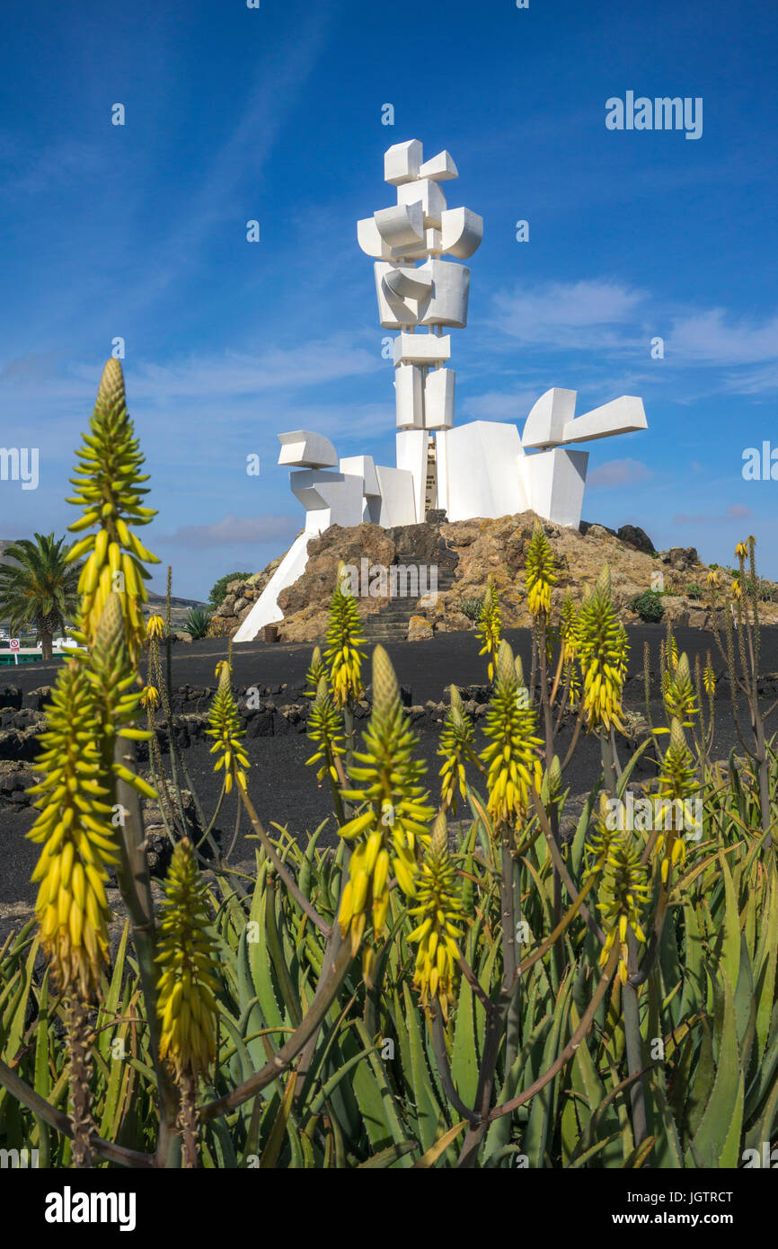 Echte Aloe (Aloe vera, Aloe barbadensis) am Monumento al Campesino, Monumento a la Fecundidad von César Manrique, San Bartolome, Lanzarote, Kanarische Stock Photo