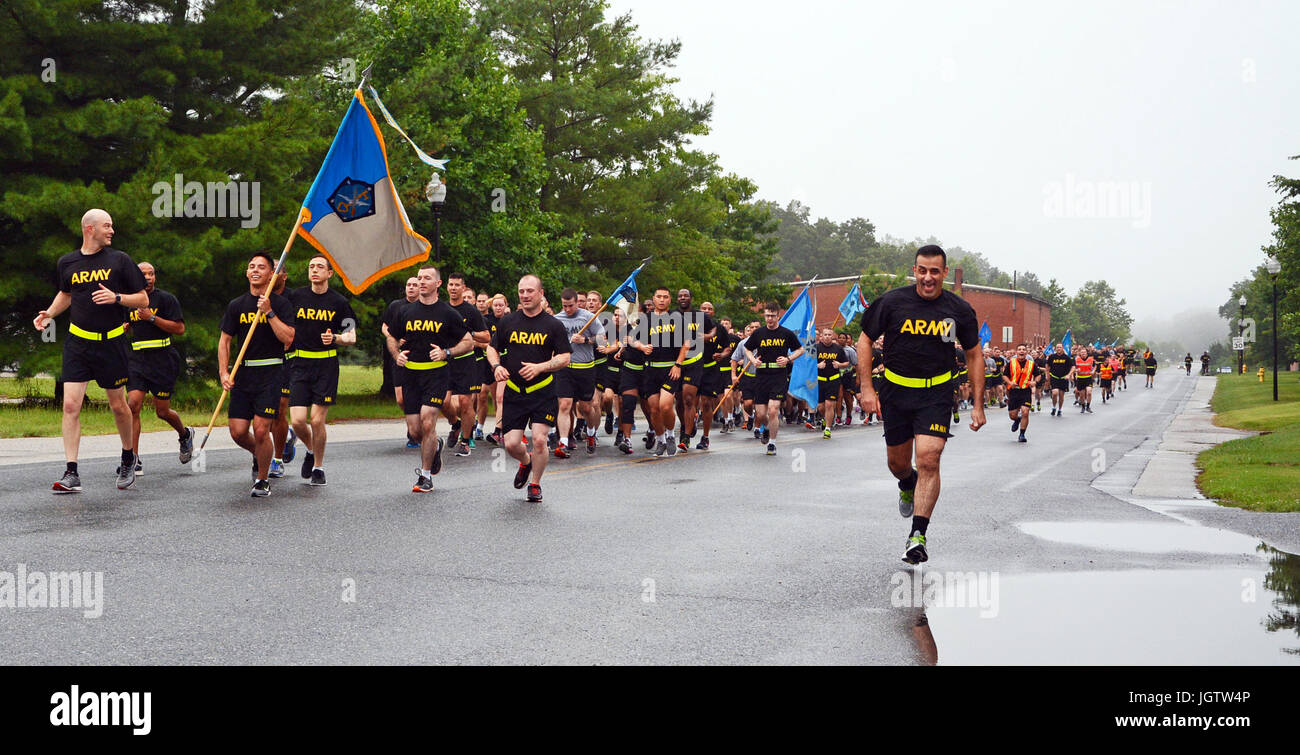 FORT MEADE, Maryland - Col. Rhett R. Cox, commander of the 704th Military Intelligence brigade, and Command Sgt. Maj. Marc A. Gianotti (on the right), 704th MI's senior enlisted leader, lead a brigade run July 7. (Photo by Jorge L. Miranda, 741st Military Intelligence Brigade Unit Public Affairs Representative) Stock Photo