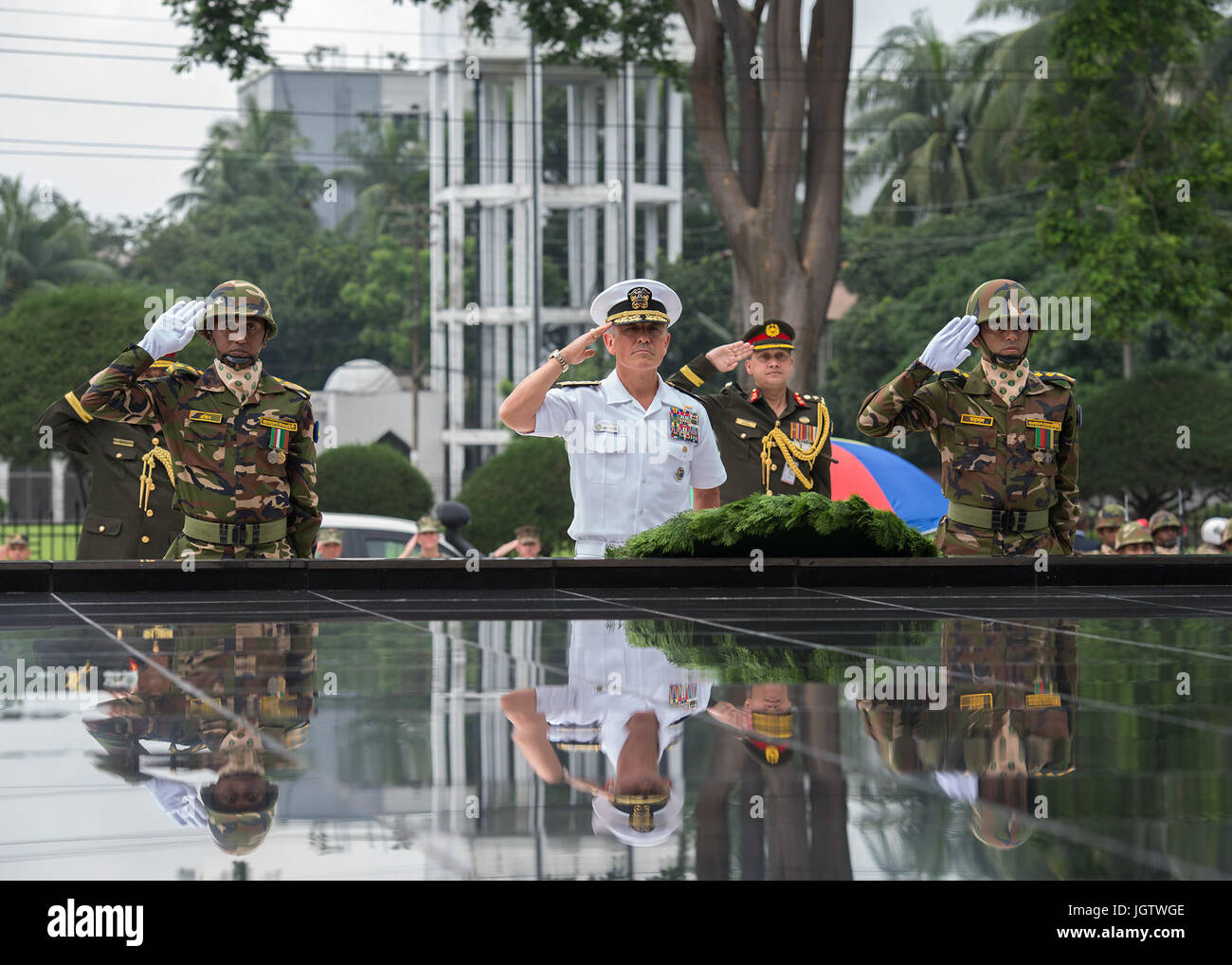 170708-N-WY954-522DHAKA, BANGLADESH (July 8, 2017) – Adm. Harry Harris, Commander U.S. Pacific Command (PACOM), and members of the Bangladesh Army render a salute during a wreath laying ceremony at the Skikha Anirban eternal flame to honor those who sacrificed their lives for Bangladesh’s liberation in 1971. This is Harris’ first visit to Bangladesh as PACOM commander. During the visit he met with counterparts and government officials for discussions on military cooperation and regional security initiatives in the Indo-Asia Pacific. (U.S. Navy photo by Mass Communications Specialist 2nd Class  Stock Photo