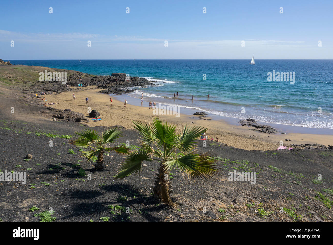 Kleiner Stadtstrand in Puerto del Carmen, Lanzarote, Kanarische Inseln, Europa | Tiny town beach at Puerto del Carmen, Lanzarote, Canary islands, Euro Stock Photo