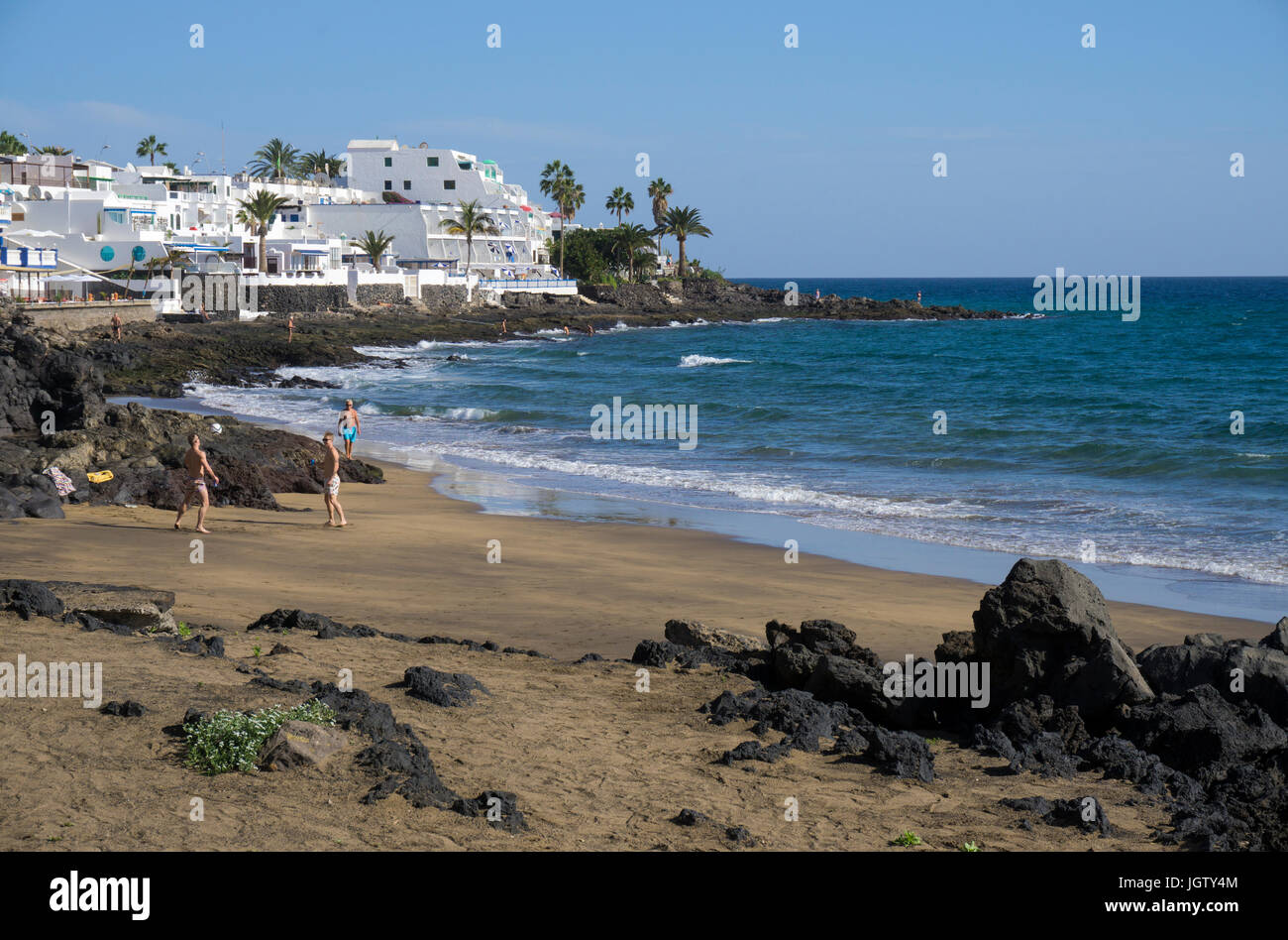 Winziger Stadtstrand eingefasst von Lavasteinen, Puerto del Carmen, Lanzarote, Kanarische Inseln, Europa | Tiny town beach at Puerto del Carmen, Lanza Stock Photo