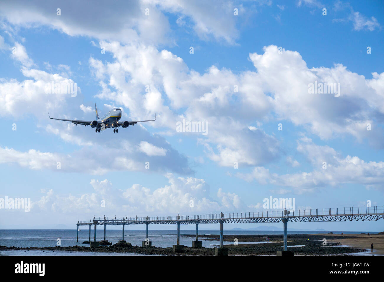 Ryanair beim Landeanflug auf den Flughafen Lanzarote, Ryanair landing at airport, Lanzarote island, Canary islands, Spain Stock Photo