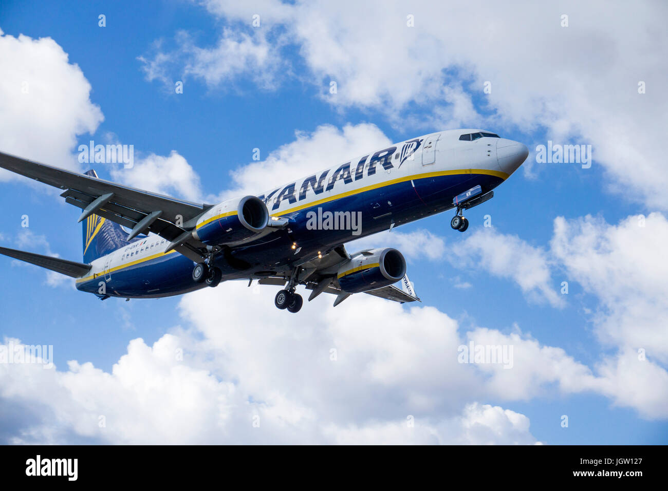 Ryanair beim Landeanflug auf den Flughafen Lanzarote, Ryanair landing at airport, Lanzarote island, Canary islands, Spain Stock Photo